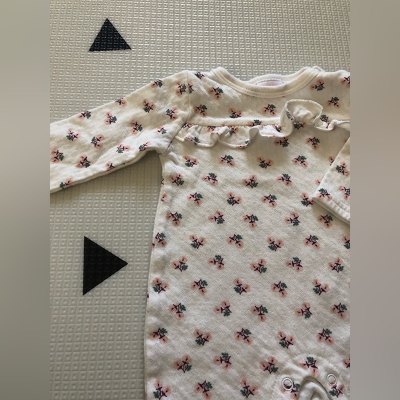 Baby on board|Baby girl white quilted footsie pajamas in floral print w ruffles• - Picture 2 of 4